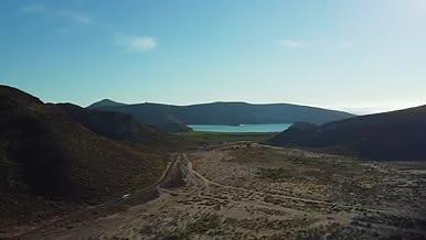 山和湖的风景在阳光明媚的日子里道路和湖泊视频的预览图